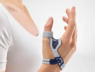 תומך אגודל ריזולוק OA מבית באורפיינד Bauerfeind RhizoLoc® OA